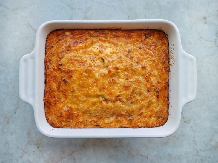 Omelete assado e com o queijo dourado e bolhas gratinadas dentro do refratário.