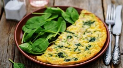 Omelete de frango com espinafre