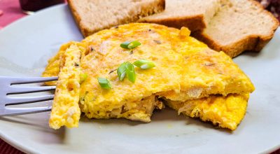 Omelete de frango com queijo