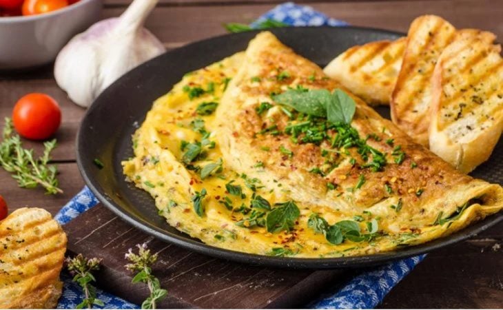 Omelete de frango com queijo