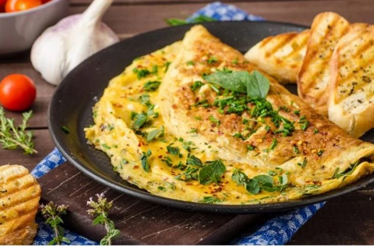 Omelete de frango com queijo