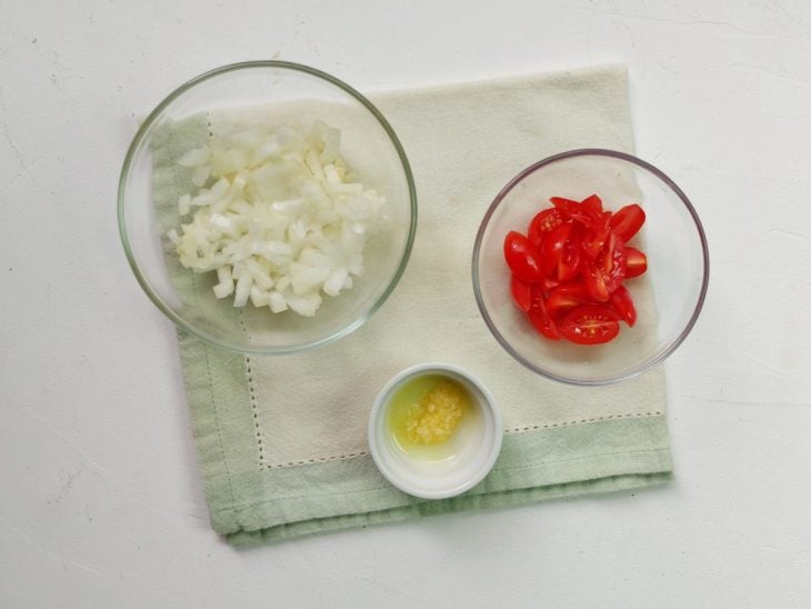 Recipiente com ingredientes picados.