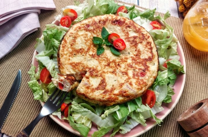 Omelete de frango com tomate
