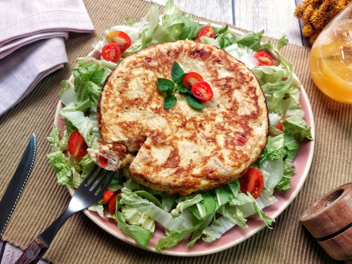 Omelete de frango com tomate