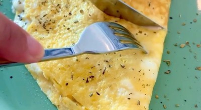 Omelete de queijo de búfala e tomate