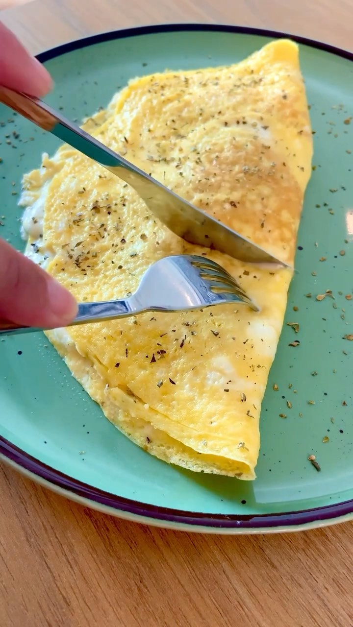 Omelete de queijo de búfala e tomate