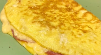 Omelete de queijo e salaminho