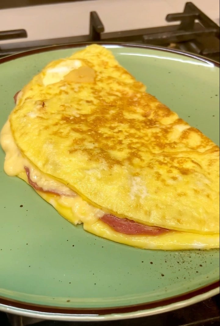 Omelete de queijo e salaminho