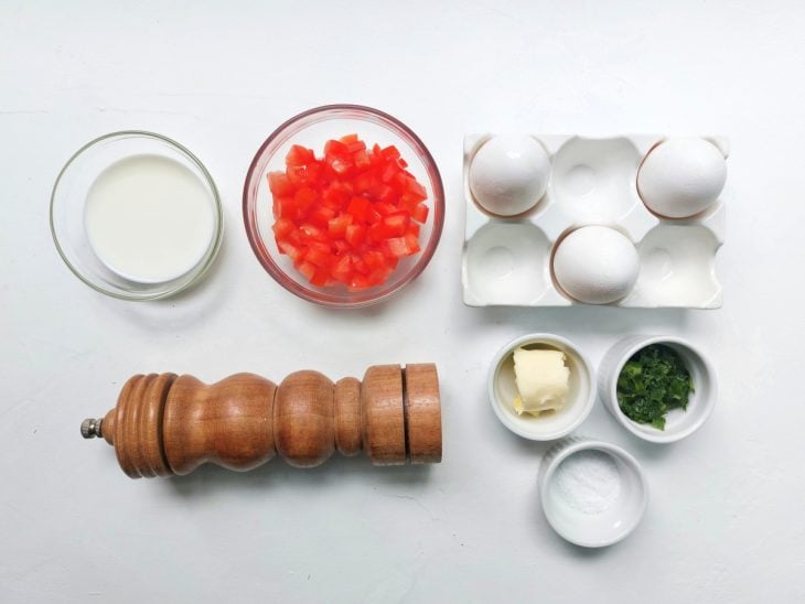 Todos os ingredientes da omelete simples reunidos na bancada.