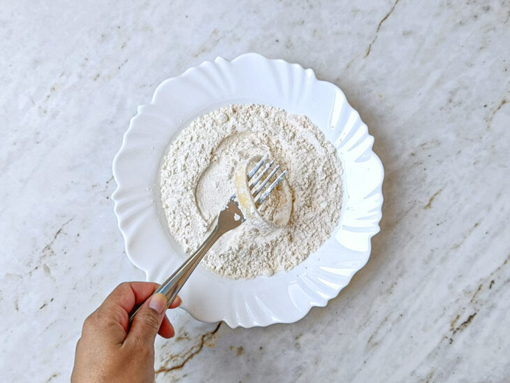 Farinha de trigo misturada com páprica, sal e pimenta em um prato.