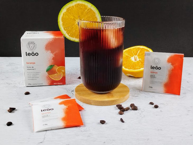 Orange coffee pronto para consumo em um copo de vidro.