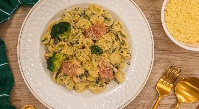Orecchiette com espinafre, brócolis e frango