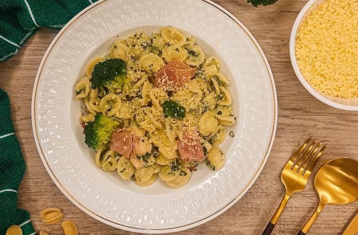 Orecchiette com espinafre, brócolis e frango