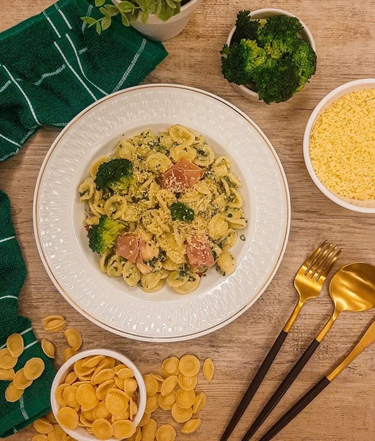 Orecchiette com espinafre, brócolis e frango