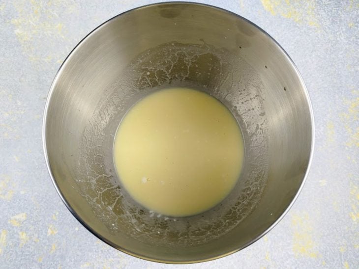 tigela com ingredientes líquidos da orelha de padre