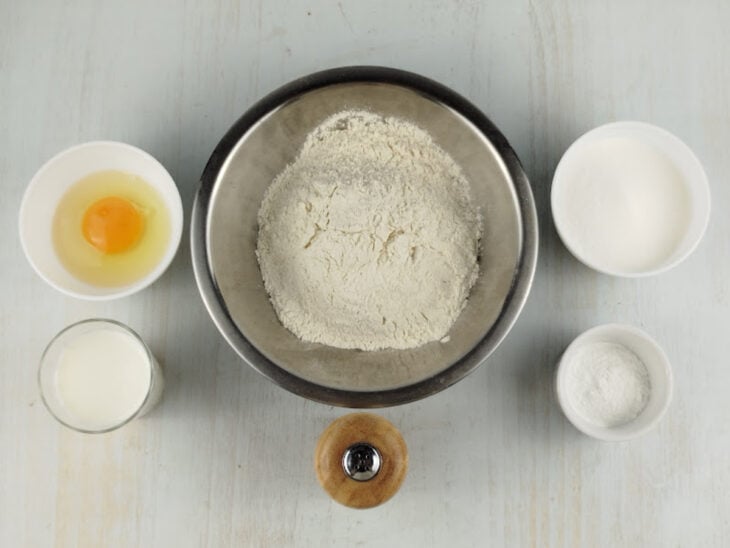 Ingredientes reunidos na bancada.