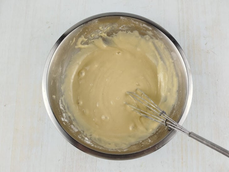 Farinha de trigo adicionada, massa formada.