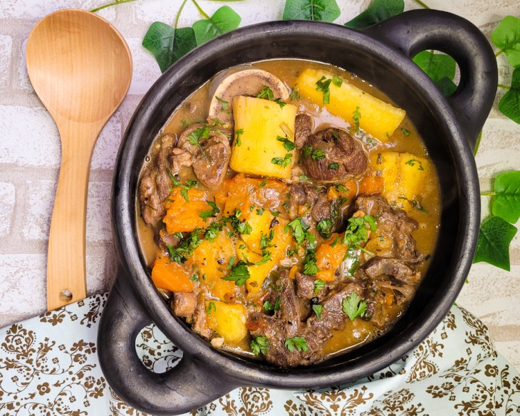 Uma panela cheia com ossobuco feito na pressão.