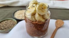 Overnight oats com cacau e banana