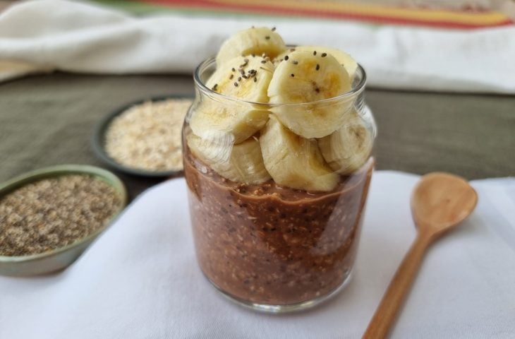 Overnight oats com cacau e banana