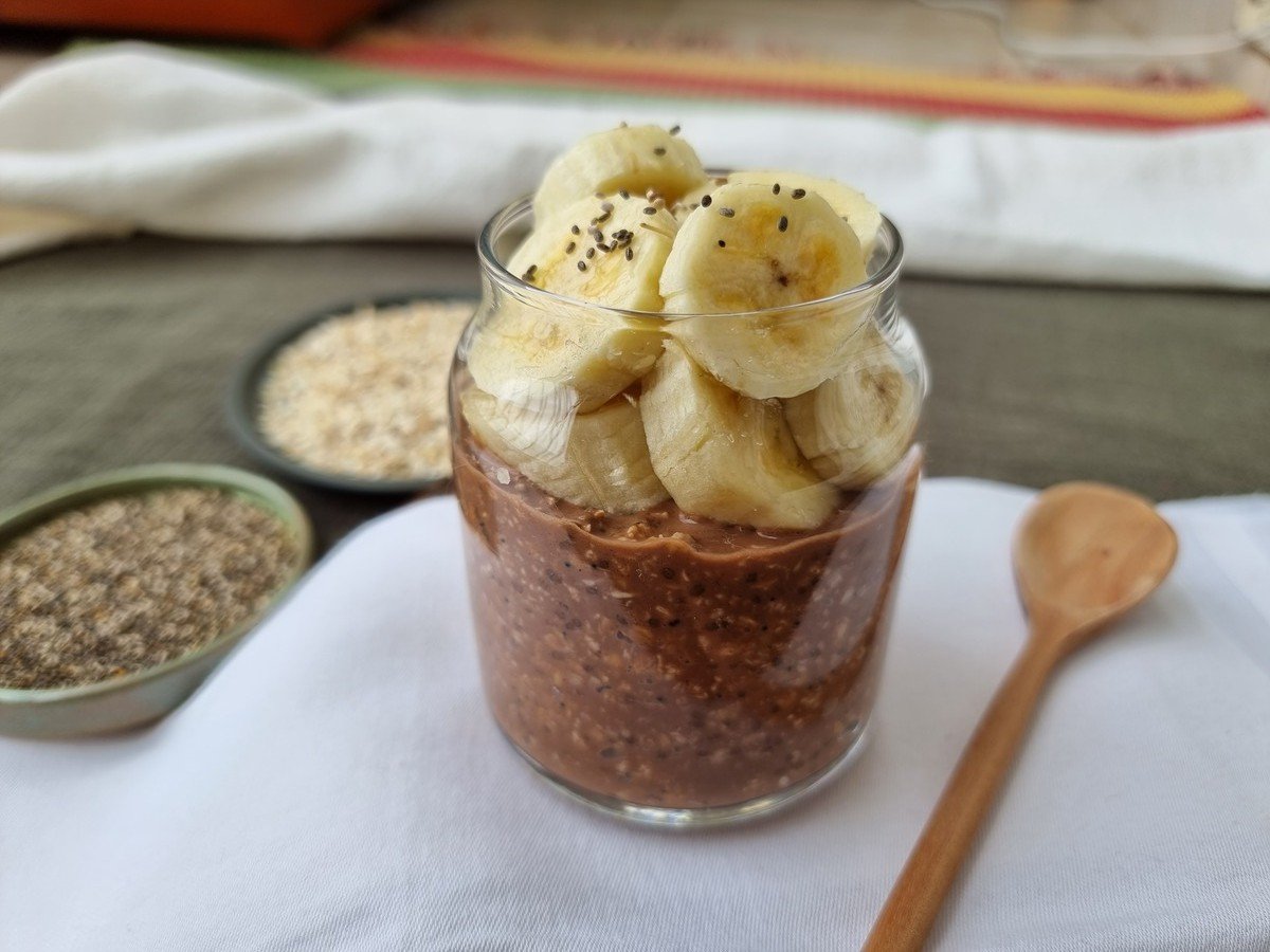 Overnight oats com cacau e banana