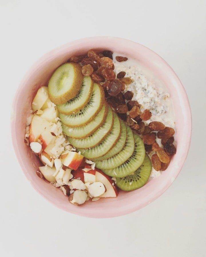 Overnight oats com chia, coco e frutas