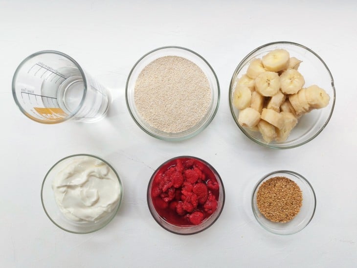 Ingredientes do overnight oats com framboesas reunidos.