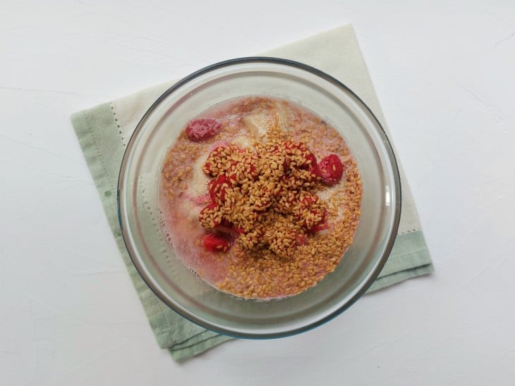 Tigela com ingredientes do overnight oats.