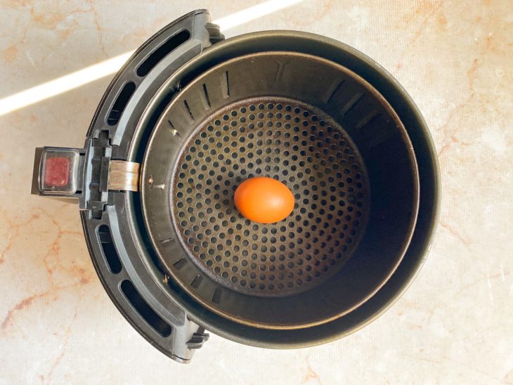 Ovo disposto no centro da cesta da air fryer.