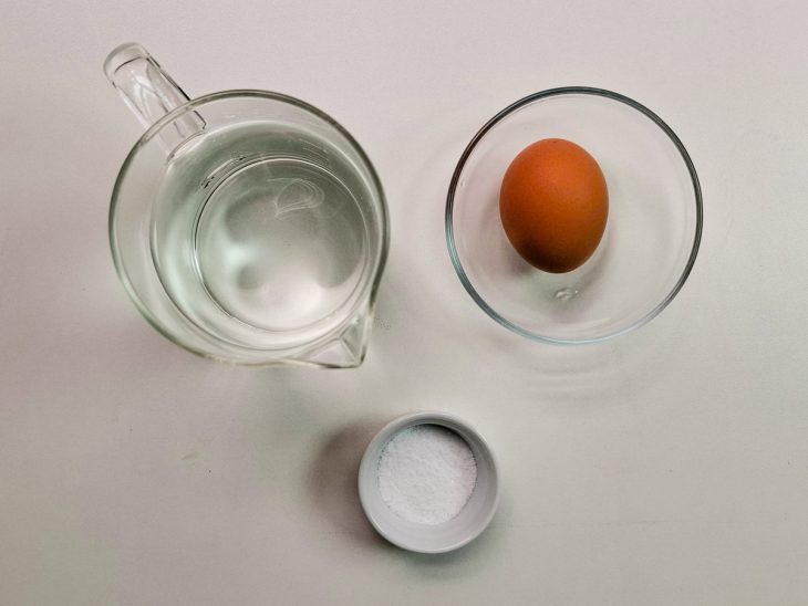 Ingredientes reunidos na bancada.