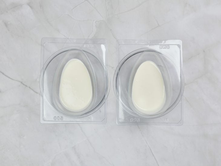 Chocolate branco despejado em forma de ovo de Páscoa.