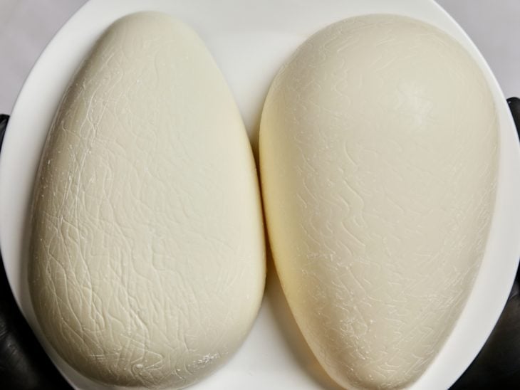 Ovo de chocolate branco em um prato após processo de texturização.