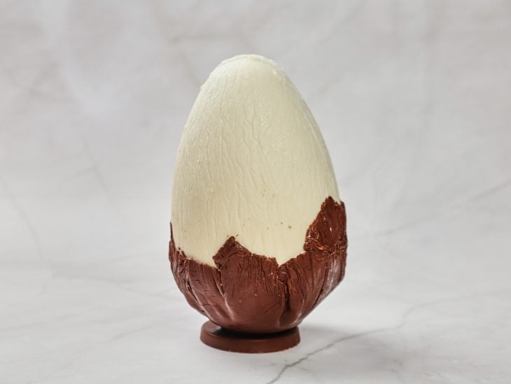 Ovo de dinossauro sobre uma base de chocolate.