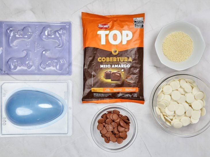 Uma bancada com os ingredientes.