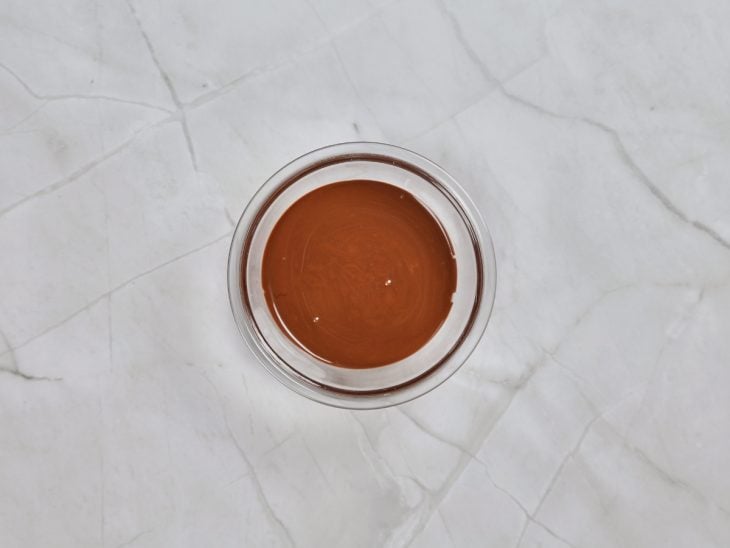 Uma tigela com chocolate derretido.