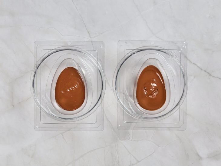 Forma de ovo de Páscoa com o chocolate.