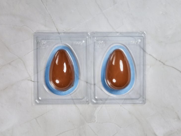 Forma de ovo de Páscoa com o chocolate.