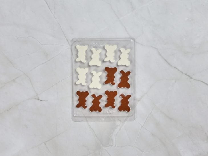 Forma de coelhinhos com chocolate.