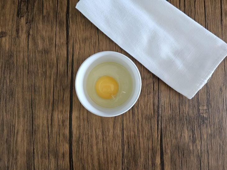 Um recipiente contendo um ovo.