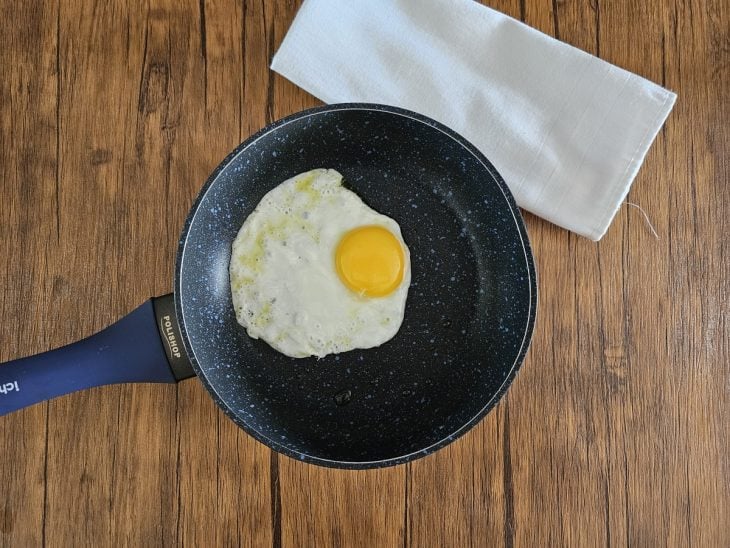 Uma frigideira fritando um ovo.