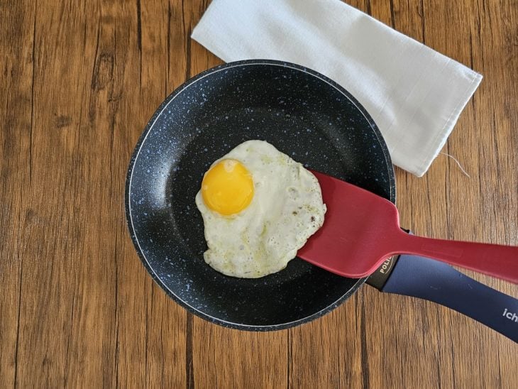 Uma frigideira fritando um ovo.