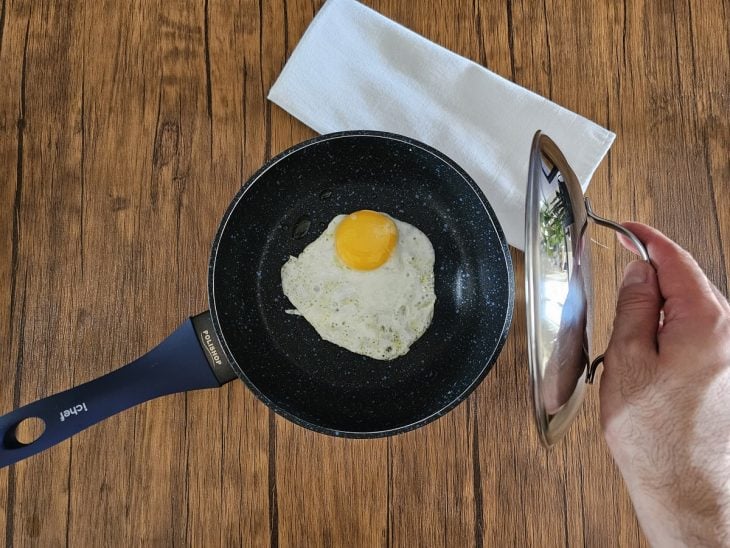 Uma frigideira fritando um ovo.