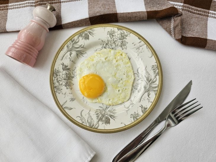 Um prato contendo ovos frito.