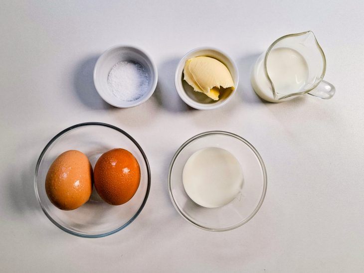 Ingredientes separados sobre a bancada.