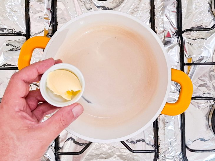 Manteiga adicionada à panela.