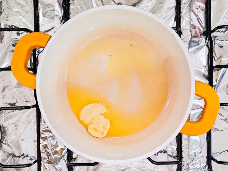 Manteiga derretida na panela.