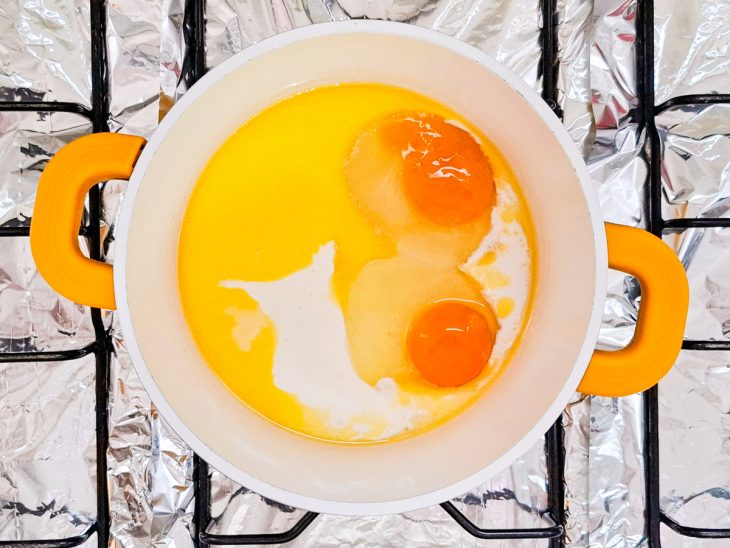 Ovos, leites e requeijão na panela.