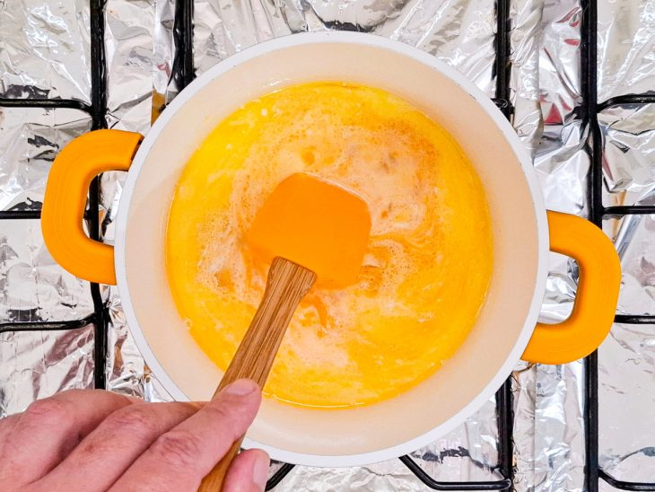 Espátula mexendo os ovos.