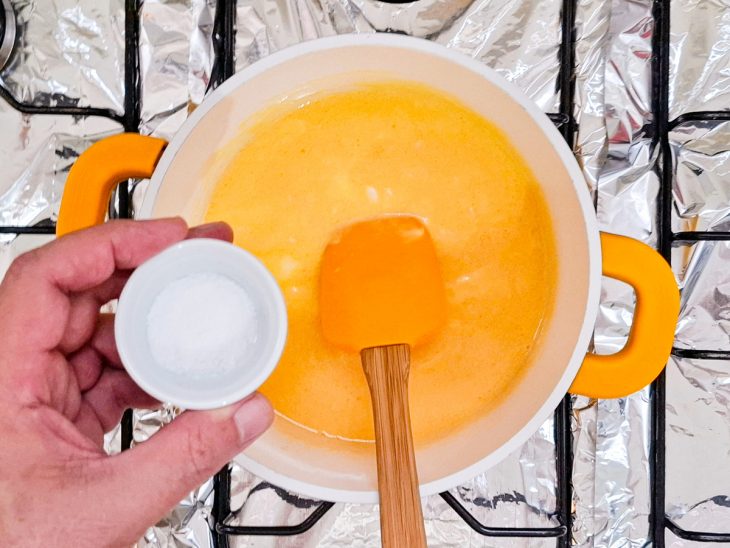 Sal adicionado à panela.