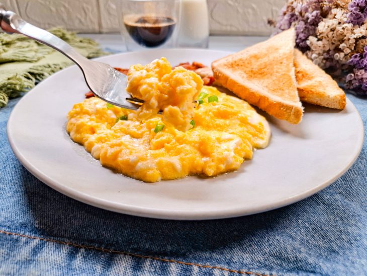 Ovo mexido de hotel servido.